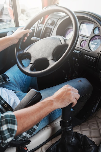 Motorista de caminhão masculino dirigindo seu grande veículo