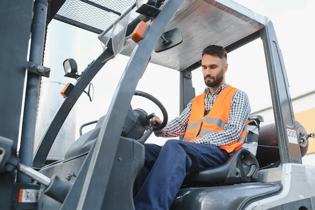 Motorista de empilhadeira amigável no trabalho