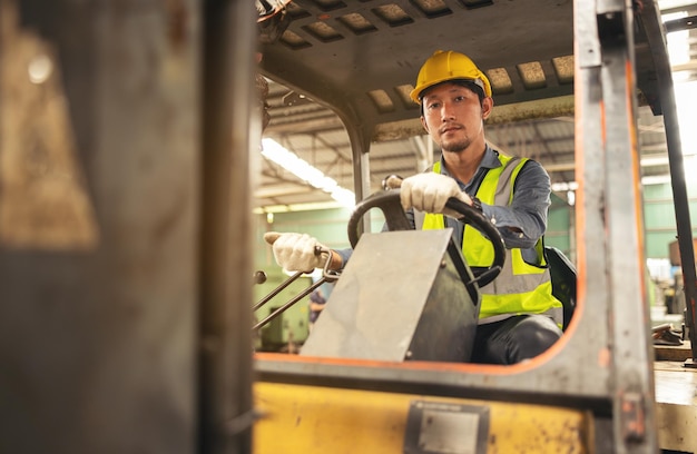 Motorista de empilhadeira Engineer Man com experiência em uma fábrica industrial ou de armazenamento.