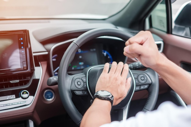 Motorista de homem buzinando um carro durante a condução na estrada de trânsito controlando o volante no veículo Viagem de viagem e segurança Conceitos de transporte