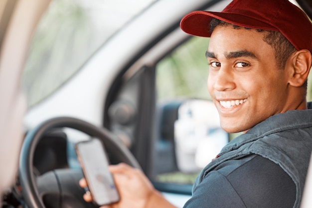 Motorista de logística de carro de entrega e trabalhador de transporte trabalhando na indústria de carga e comércio eletrônico de estoque de transporte Empregado de correio feliz com serviço de transporte e distribuição de pacotes em van