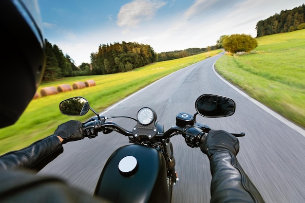 Foto motorista de motocicleta a andar na auto-estrada