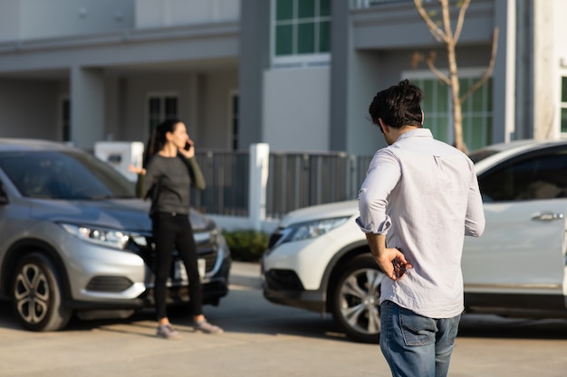 Motorista de mulher caucasiana, fazendo telefonema para agente de seguros após acidente de trânsito. acidente. seguro automóvel, um conceito de seguro não vida.