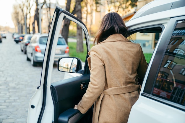 Motorista de mulher sentada no carro estacionado na rua