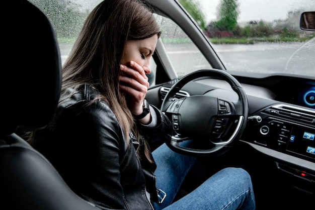 Motorista de mulher triste se sentindo deprimido e chorando no carro.