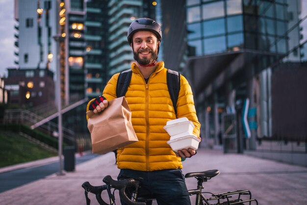 Motorista de serviço de entrega de comida entregando comida com bicicleta