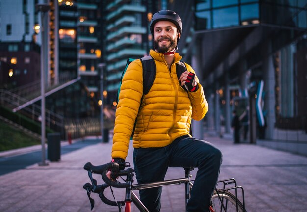 Motorista de serviço de entrega de comida entregando comida com bicicleta