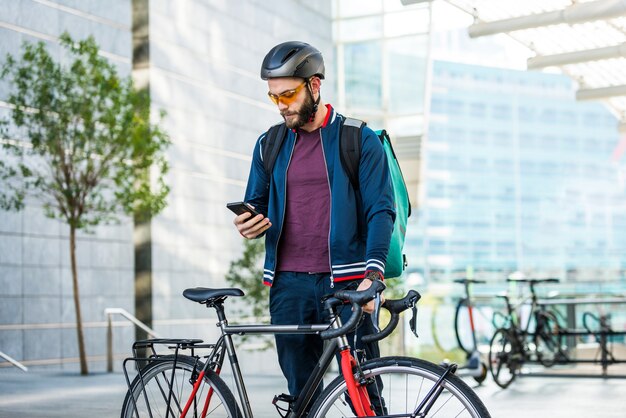 Motorista de serviço de entrega de comida entregando comida com bicicleta