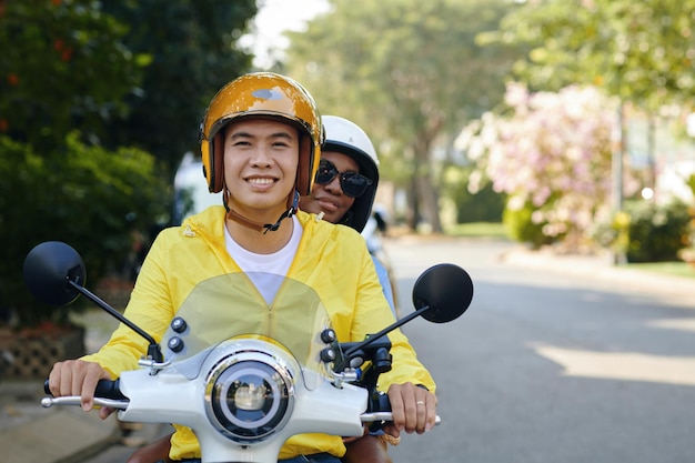 Motorista de táxi com um passageiro