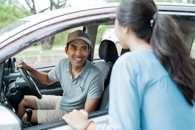 Motorista de táxi escolhe um cliente ao perguntar ao destino