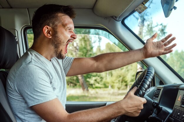 motorista do carro fica indignado ao volante durante a viagem