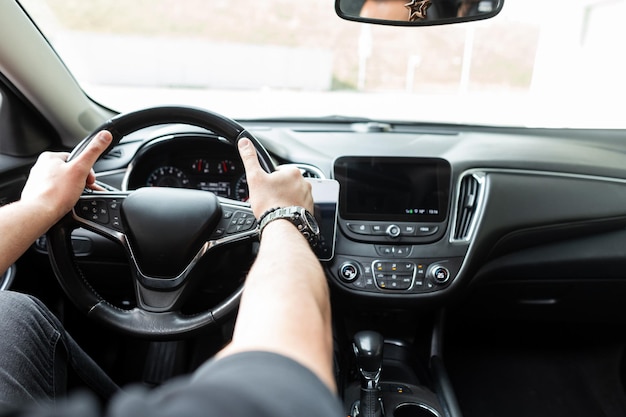 Foto motorista do sexo masculino senta-se em um carro e segura o volante test drive