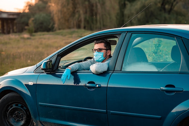 Motorista do sexo masculino usando máscara e luvas de proteção