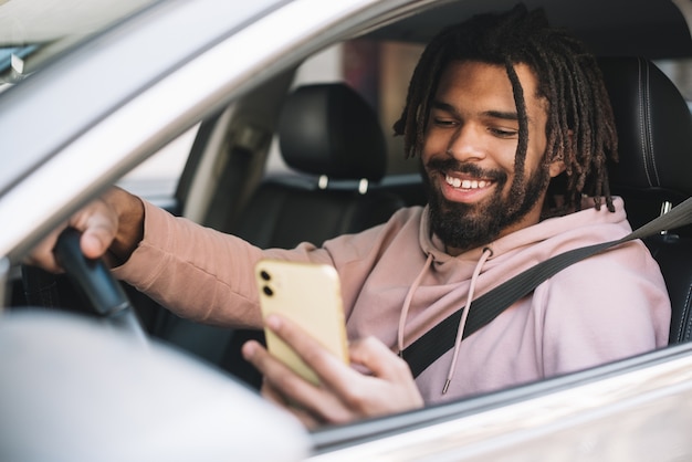 Motorista feliz olhando para o telefone