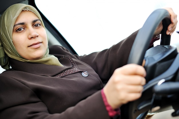 Motorista feminino do Oriente Médio muçulmano