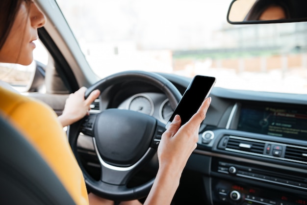 Motorista jovem usando smartphone de tela de toque