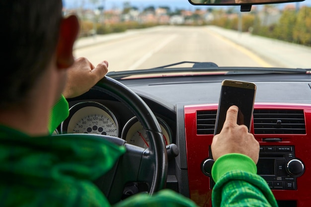 Motorista masculino tocando uma tela de smartphone no painel enquanto dirige