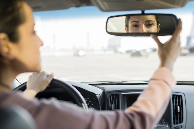 Foto motorista que ajusta o espelho retrovisor