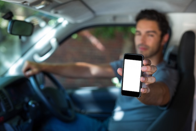 Motorista, segurando o telefone no carro