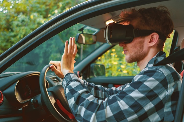 Motorista usando óculos vr em seu carro