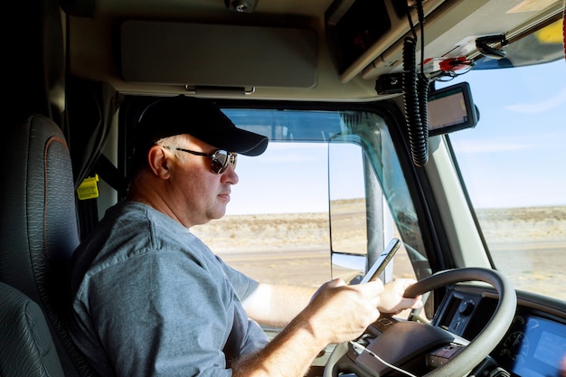 Foto motoristas de caminhão grande motorista na cabine do caminhão grande e moderno