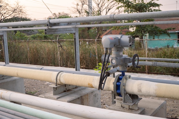 Foto motorizar válvula de bomba de agua de servicio en proyecto de central eléctrica