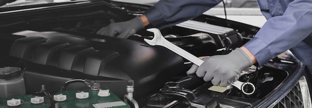 Motormechaniker in einer AutoreparaturwerkstattInspektion und Reparaturdienst