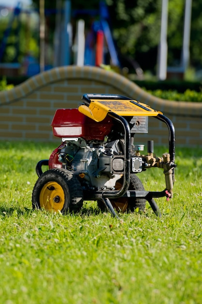 Motorpumpe auf dem Rasen