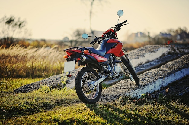 Motorrad auf Sonnenuntergang Sonnenschein bleiben