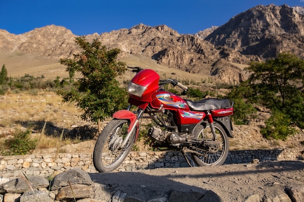 Motorrad aus nächster Nähe mit Blick auf die Kararoram-Berge Hunza Nagar Pakistan