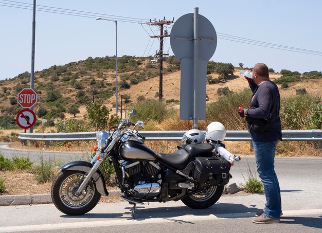 Motorrad-Chopper steht auf einer Bergschlange in Griechenland