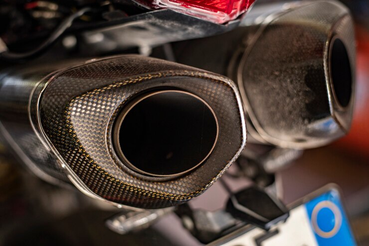 Foto motorradauspuffdetail mit unscharfem hintergrund, motorauspuff