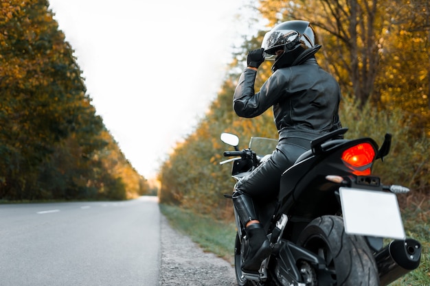 Motorradfahrer am Straßenrand