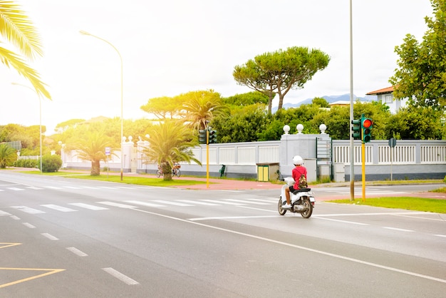 Motorradfahrer, der an der roten Ampel wartet