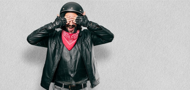 Foto motorradfahrer, der seine augen abdeckt.