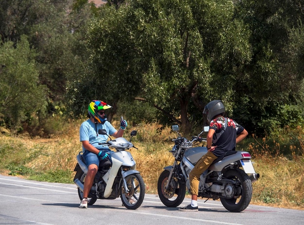 Motorradfahrer im Motorradunterricht in der autoMoto-Schule in Griechenland