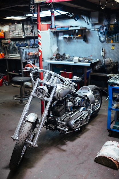 Motorradfahrer in der Garage