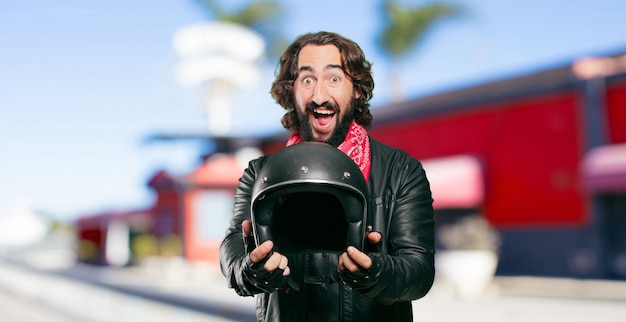 Motorradfahrer mit einem Helm