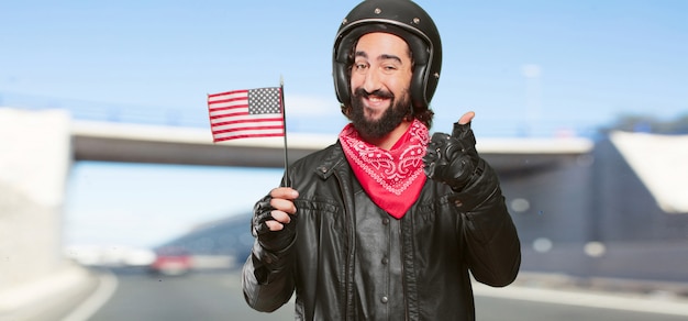 Motorradfahrer mit einer USA-Flagge