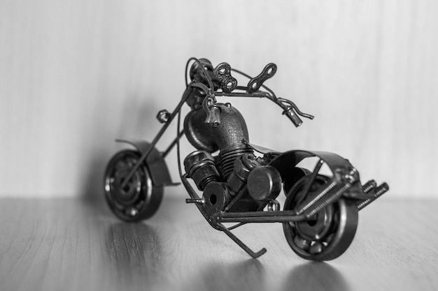 Foto motorradfigur auf dem tisch