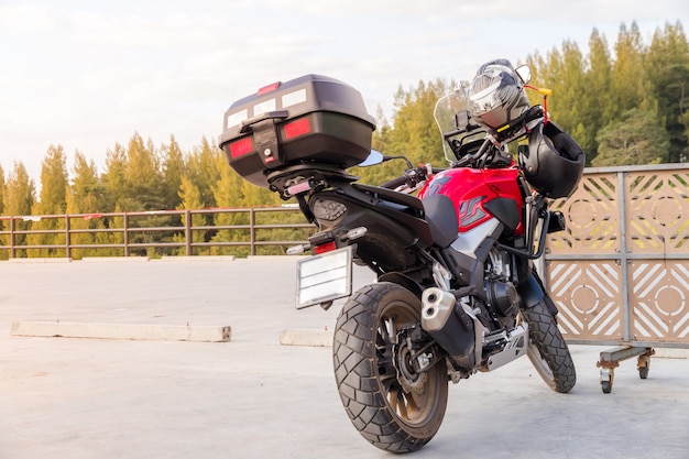 Motorradhandschuhe und Schutzhelm hängen aus Sicherheitsgründen an einem Vordersitz des Sportmotorrads