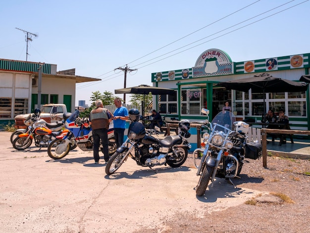 Motorräder und Motorradfahrer stehen vor der Biker-Bar in Griechenland