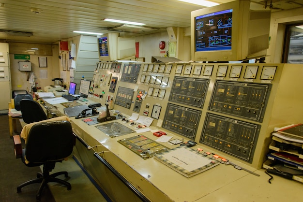 Foto motorsteuerraum auf großem schiff