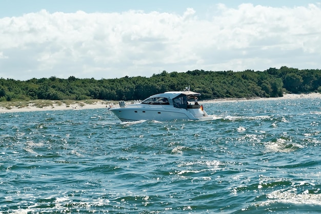 Motoryacht im Meer Ozeanyacht auf blauen Wellen