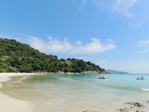 Foto motos de agua en una bahía frente a la costa de tailandia