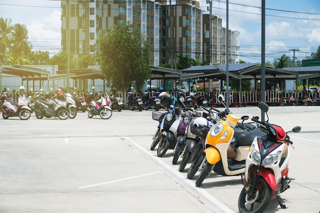 Motos aparcadas en la calle, Zona de aparcamiento.