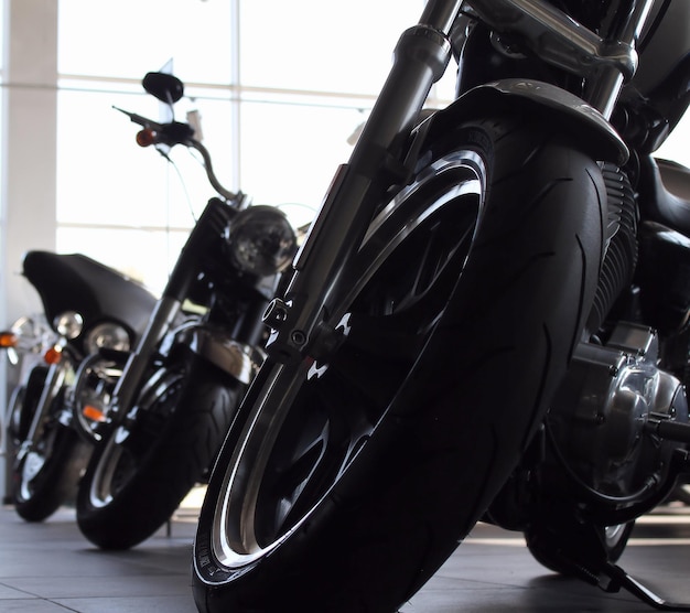 Motos clásicas en tienda de motos y accesorios