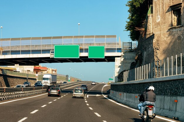 Foto motos y coches en la carretera en italia