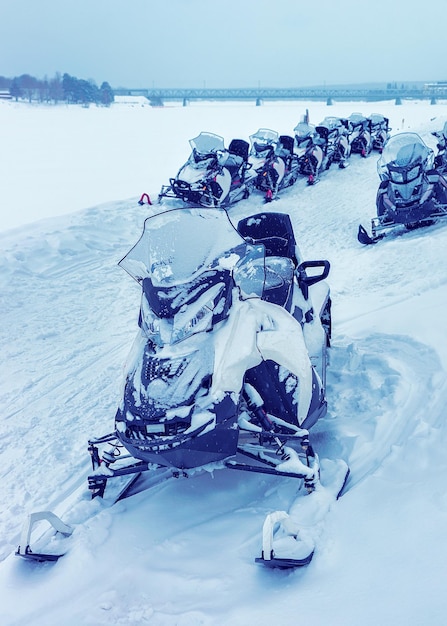 Motos de nieve en el lago congelado en invierno Rovaniemi, Laponia, Finlandia