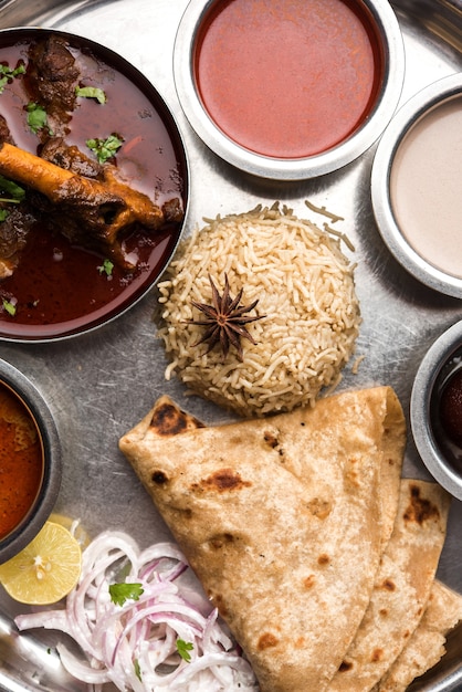 Motton Thali OR Gosht, Lamb Platter es un menú de almuerzo o cena no vegetariano asiático indio que consta de carne, huevo al curry con chapati, arroz, ensalada y dulce Gulab Jamun